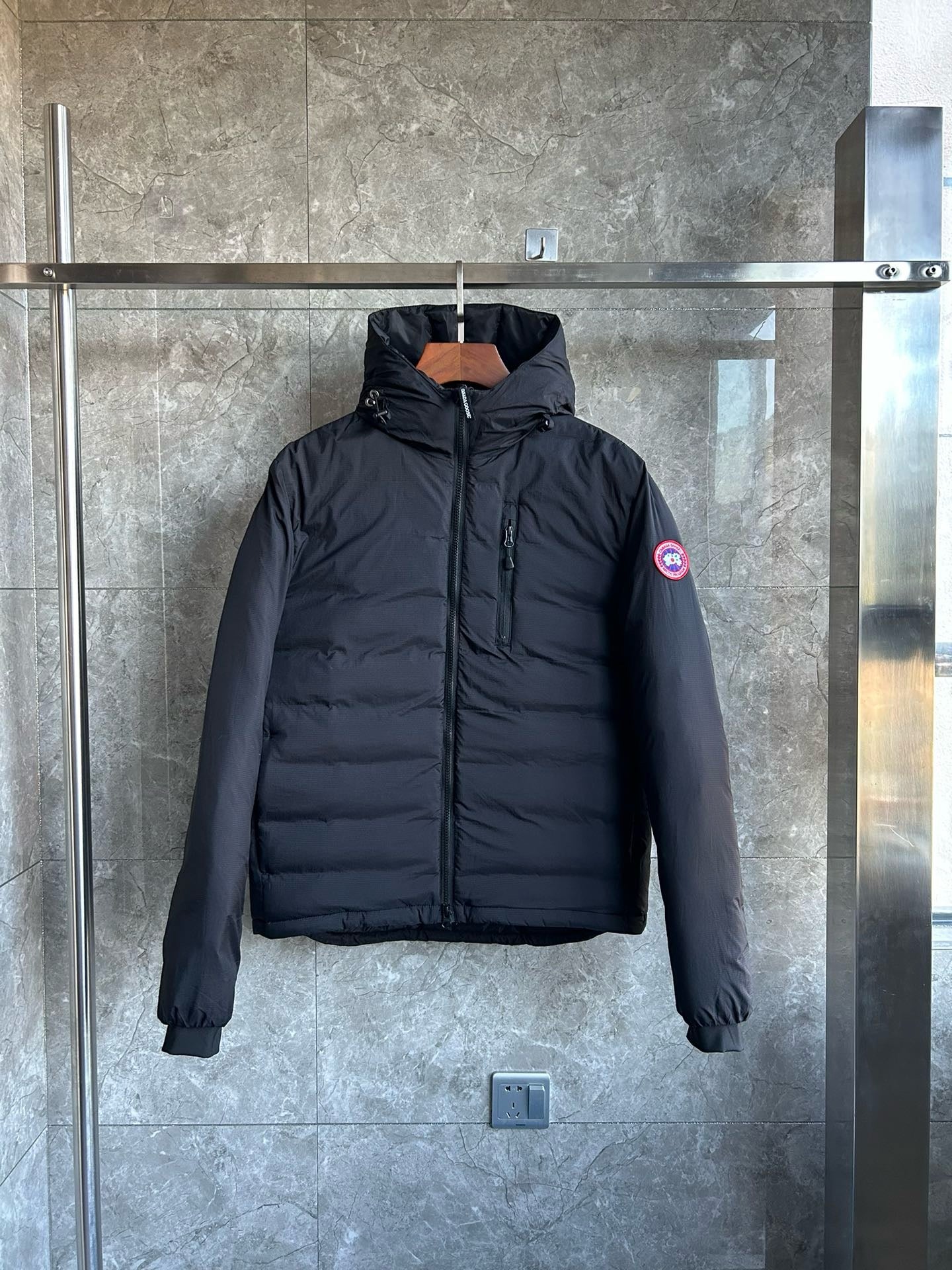 Schwarze und weiße Jacke