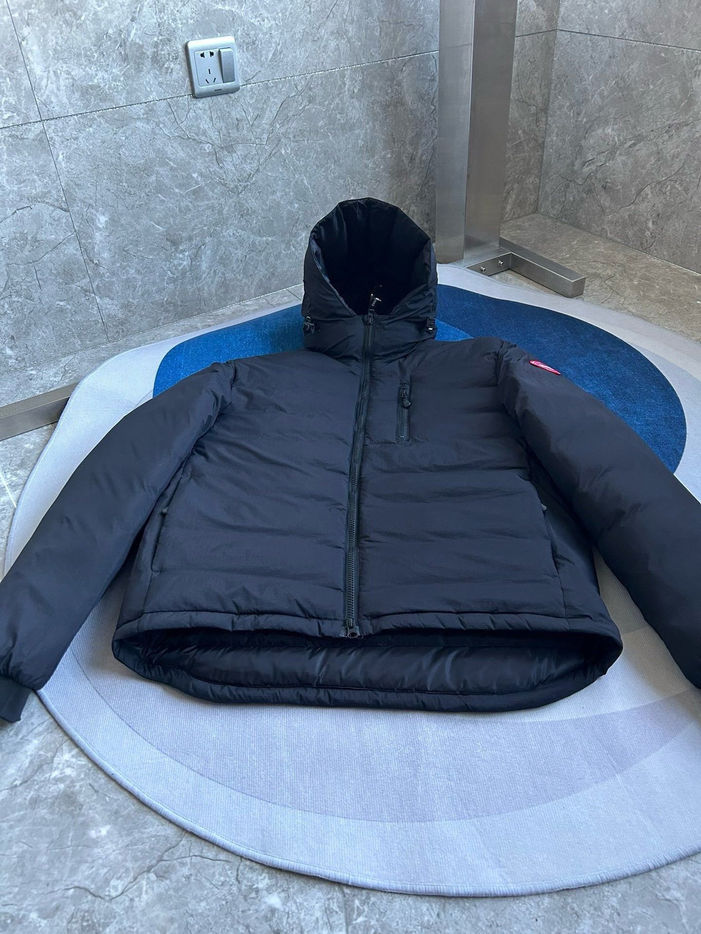 Schwarze und weiße Jacke