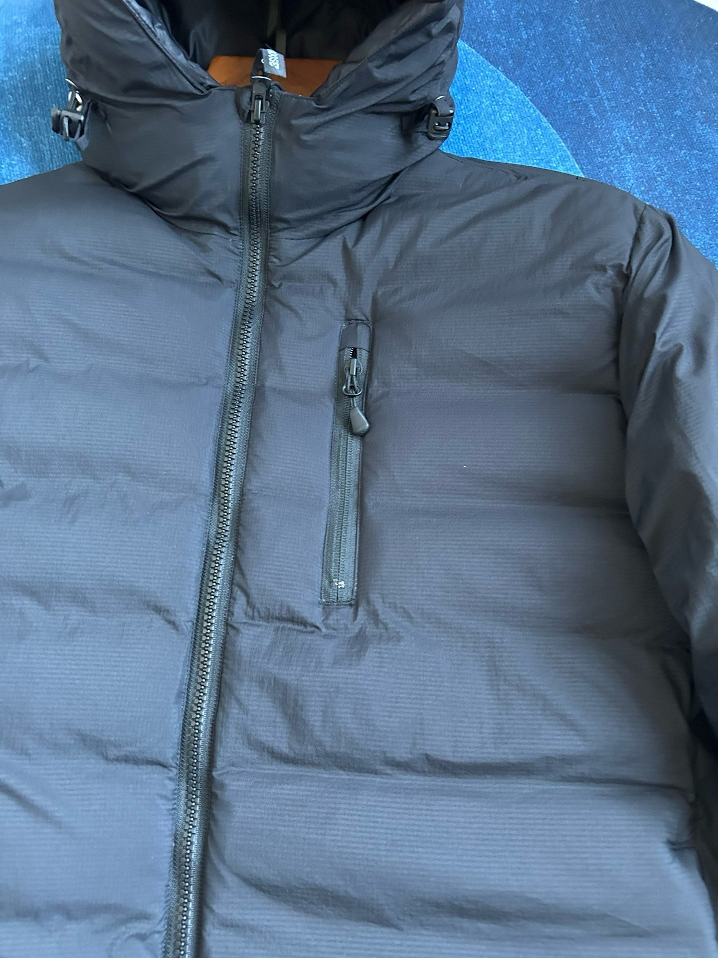Schwarze und weiße Jacke