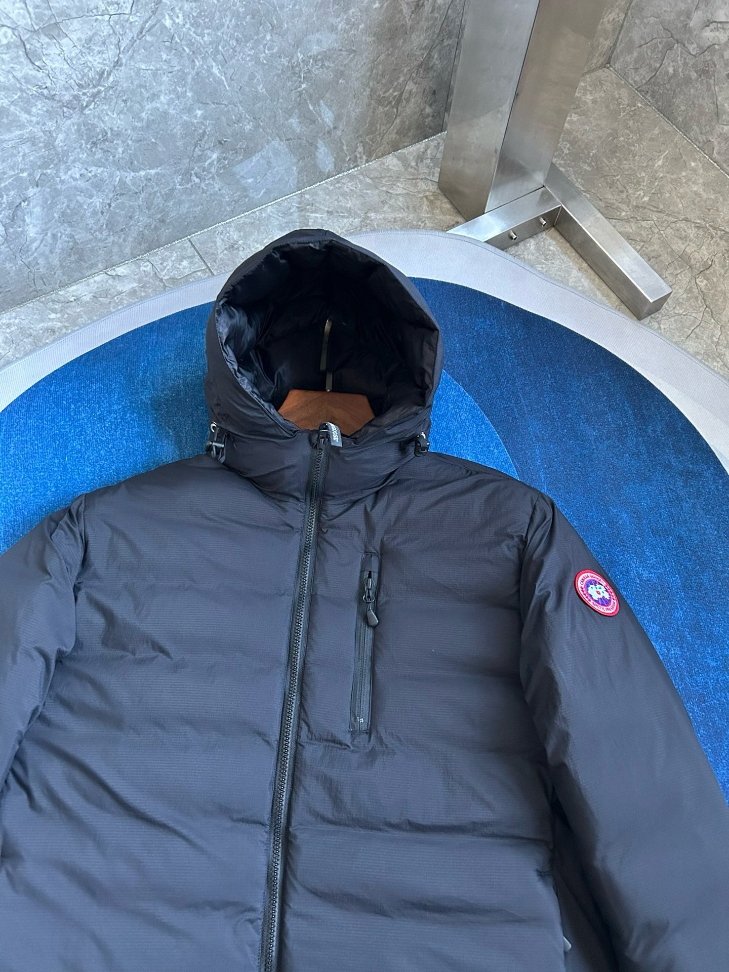 Schwarze und weiße Jacke