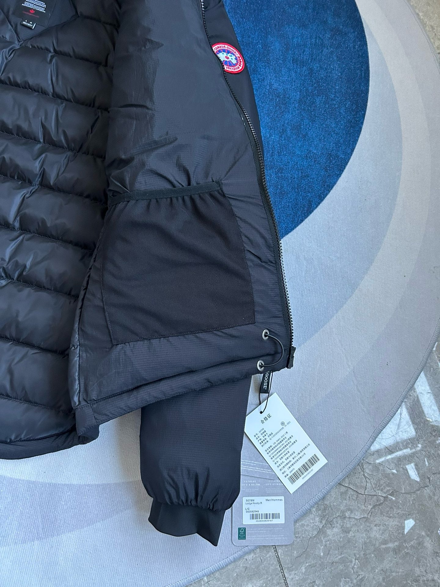 Schwarze und weiße Jacke