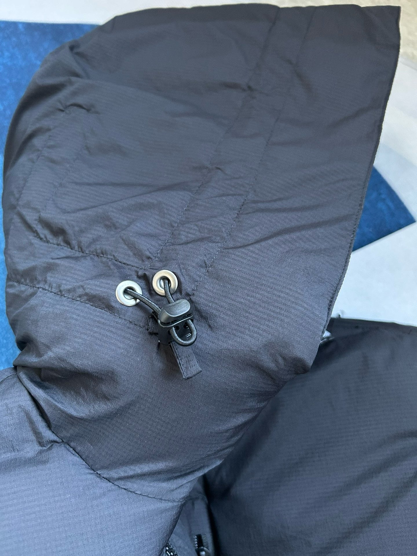 Schwarze und weiße Jacke