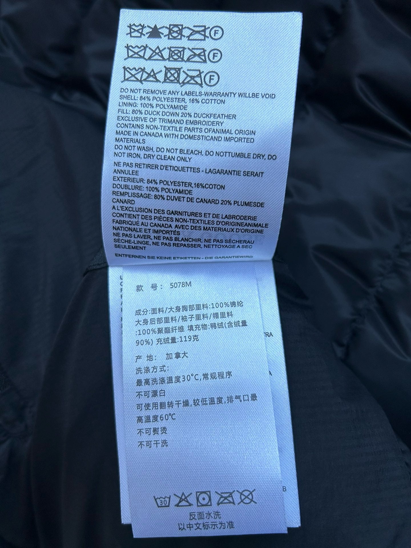 Schwarze und weiße Jacke
