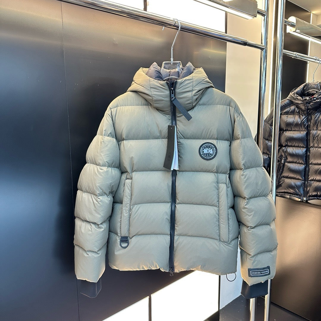 Schwarze und graue Jacke