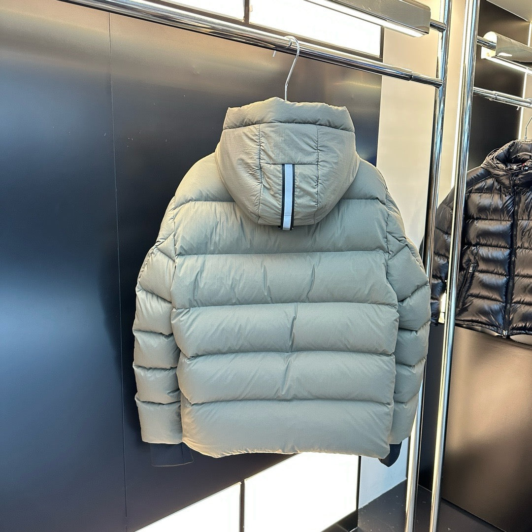 Schwarze und graue Jacke