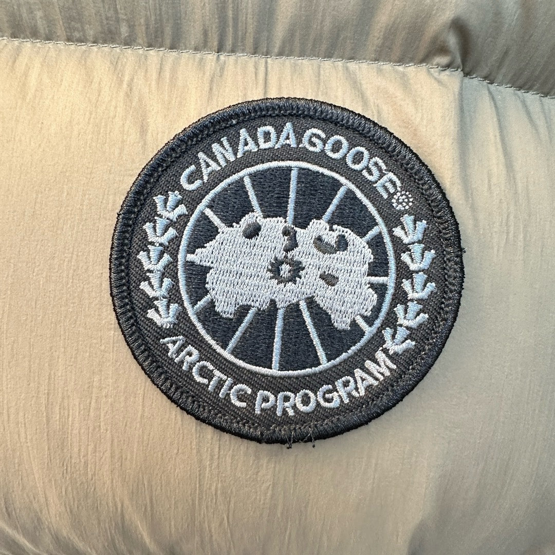 Schwarze und graue Jacke