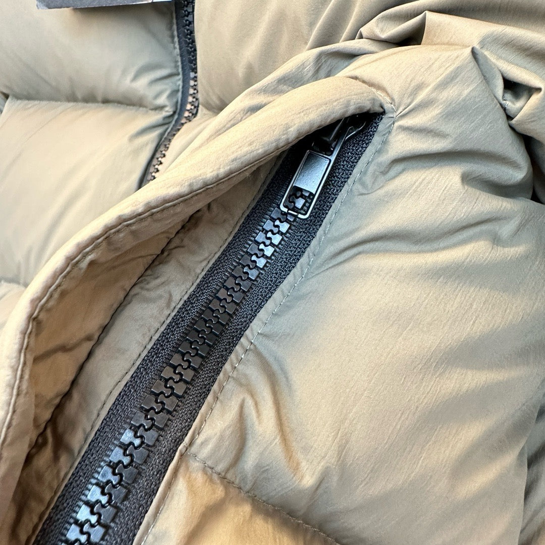 Schwarze und graue Jacke