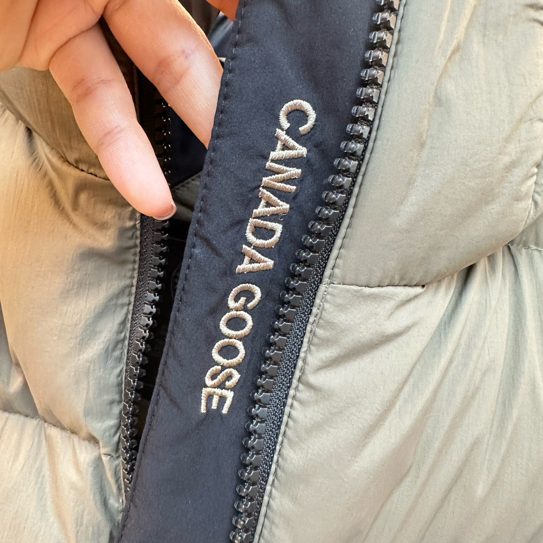 Schwarze und graue Jacke