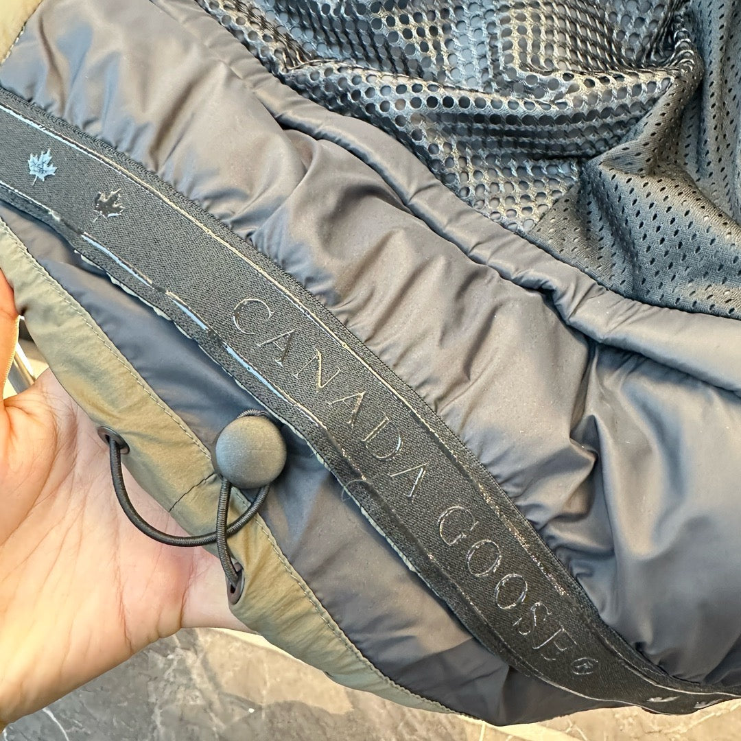 Schwarze und graue Jacke
