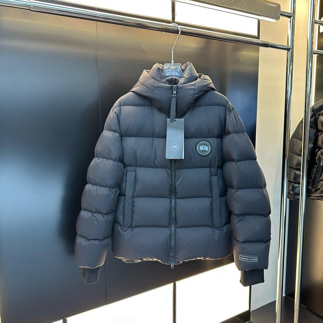 Schwarze und graue Jacke