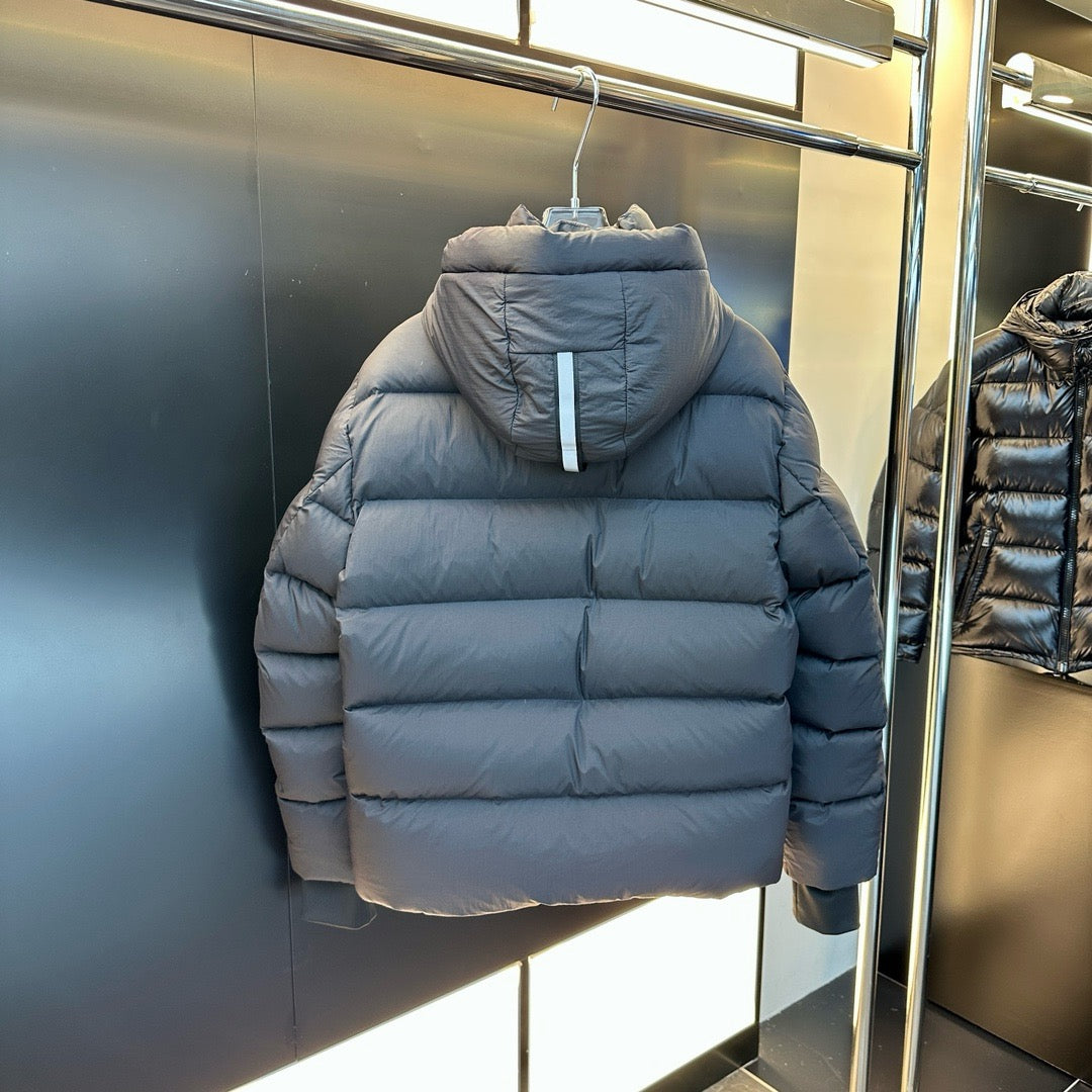 Schwarze und graue Jacke