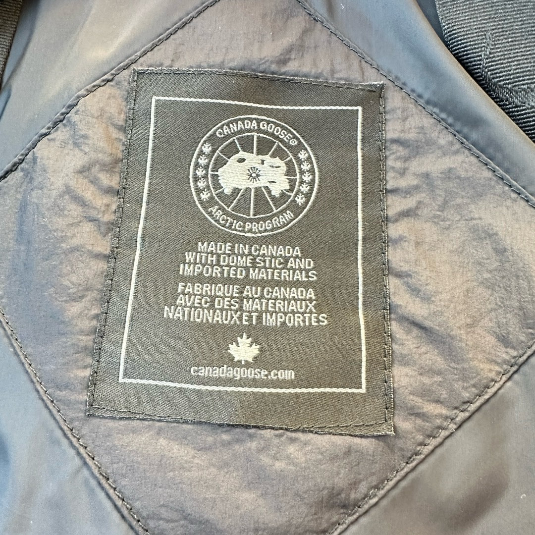 Schwarze und graue Jacke