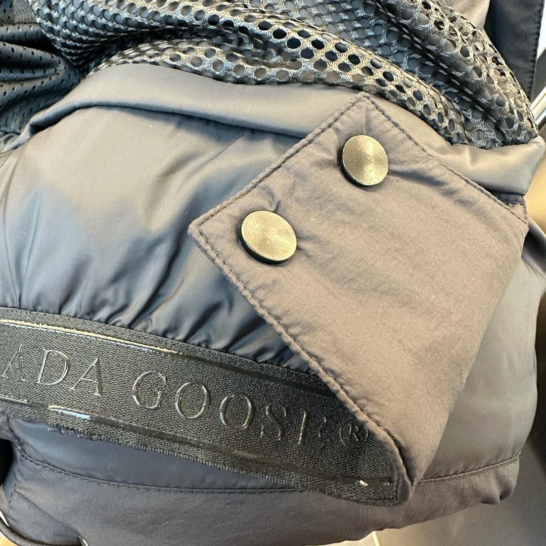 Schwarze und graue Jacke