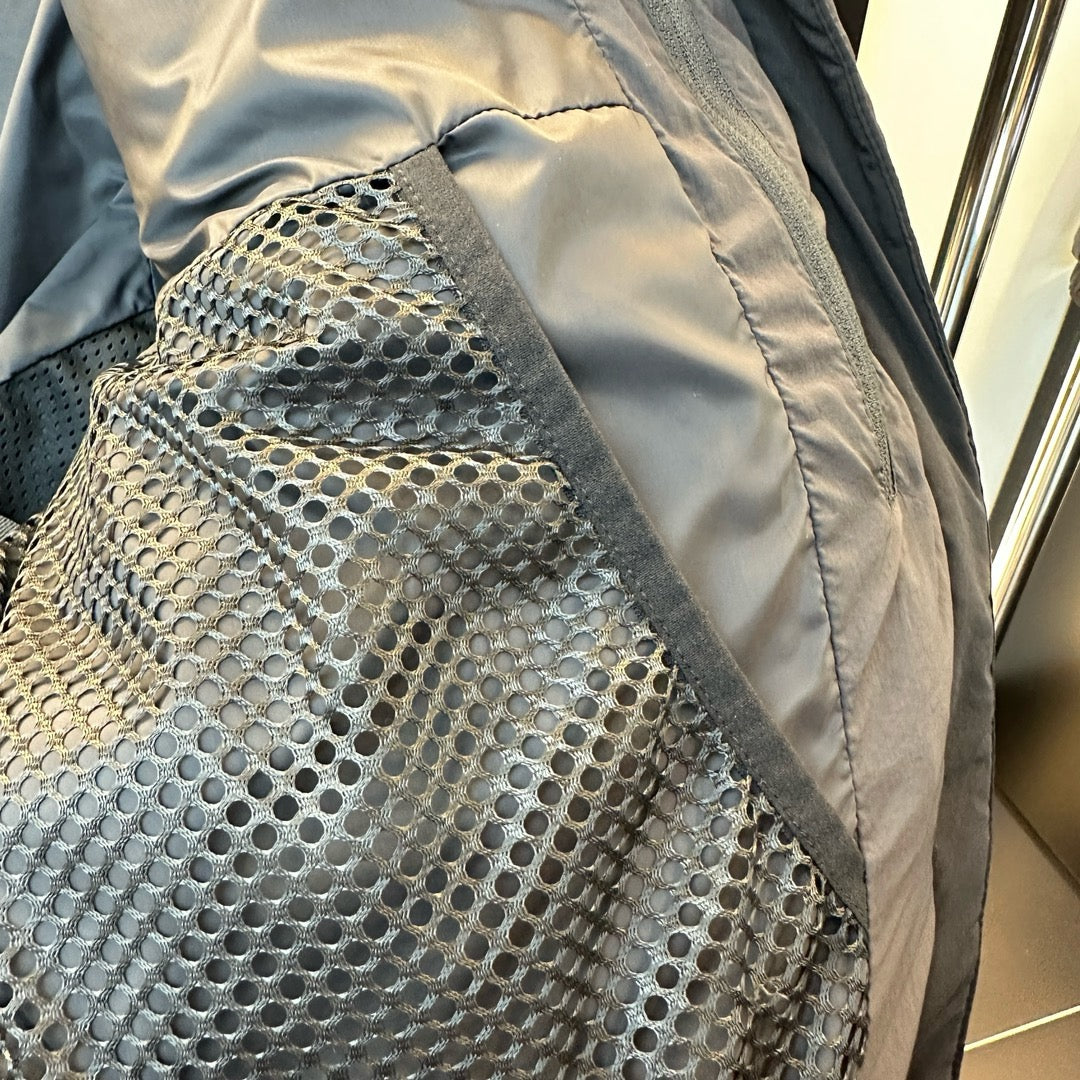 Schwarze und graue Jacke