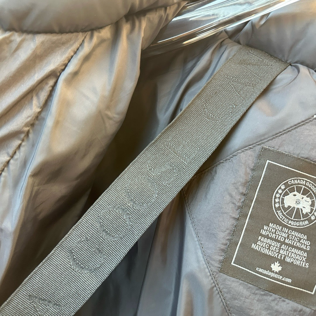 Schwarze und graue Jacke