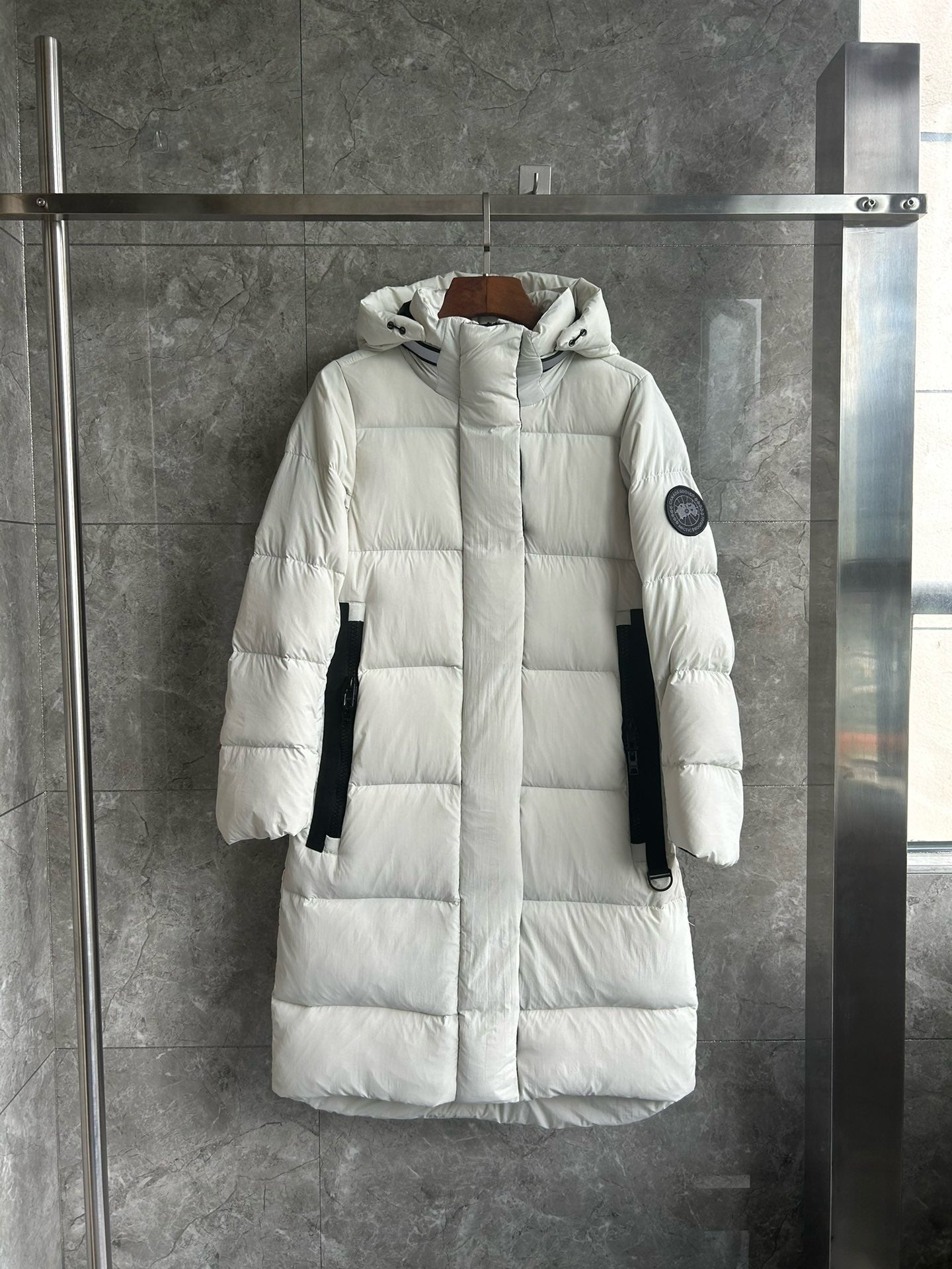 Schwarze und weiße Jacke