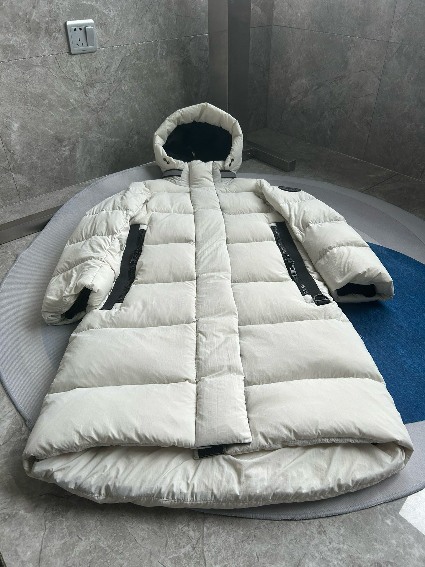 Schwarze und weiße Jacke