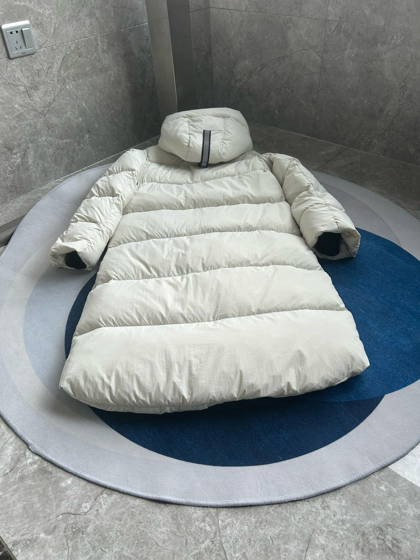 Schwarze und weiße Jacke