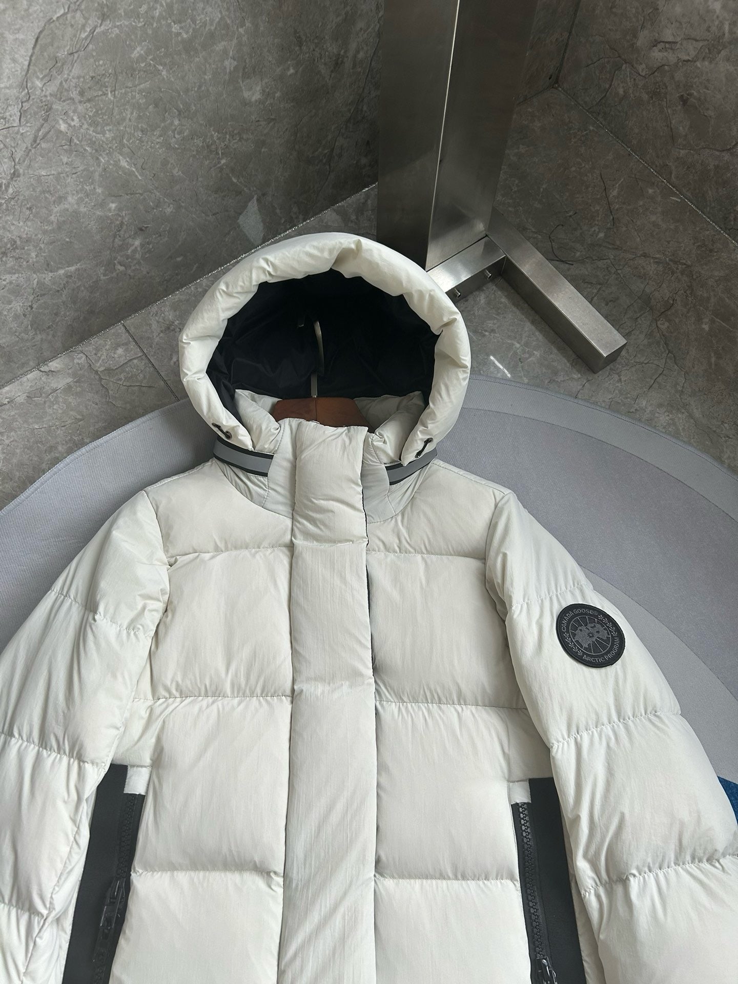 Schwarze und weiße Jacke