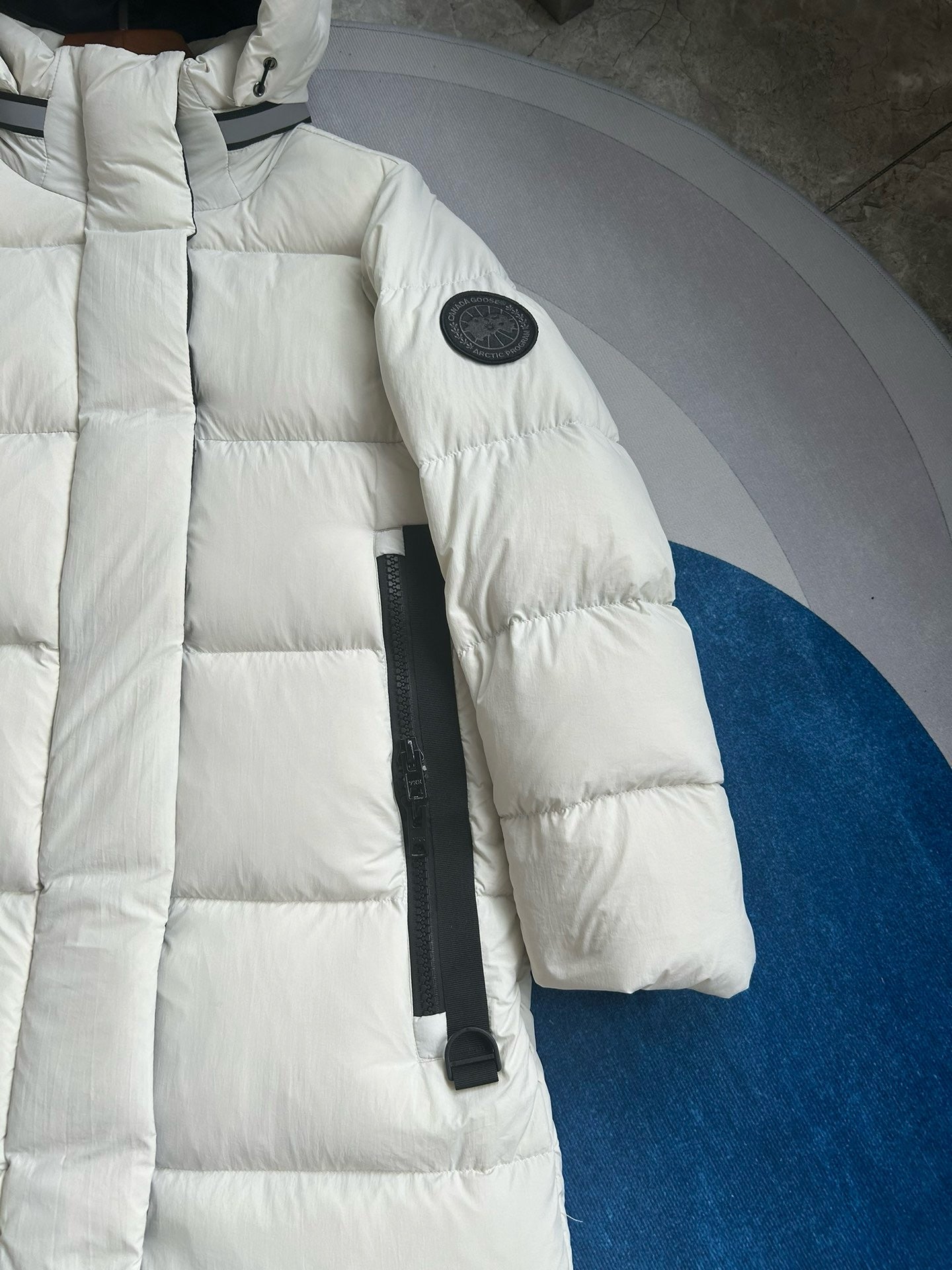 Schwarze und weiße Jacke