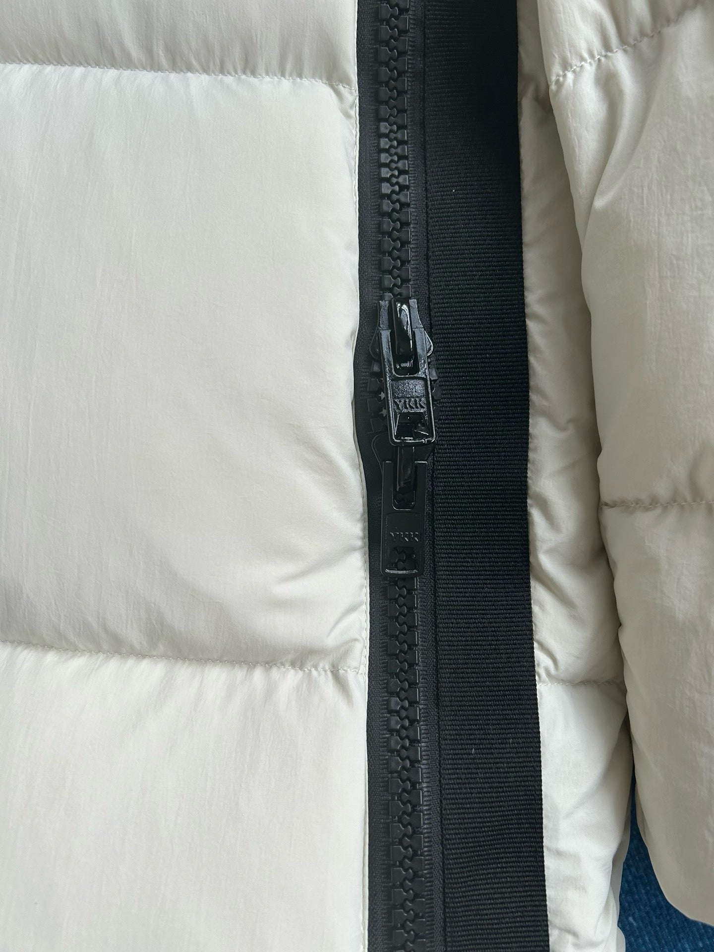 Chaqueta blanca y negra