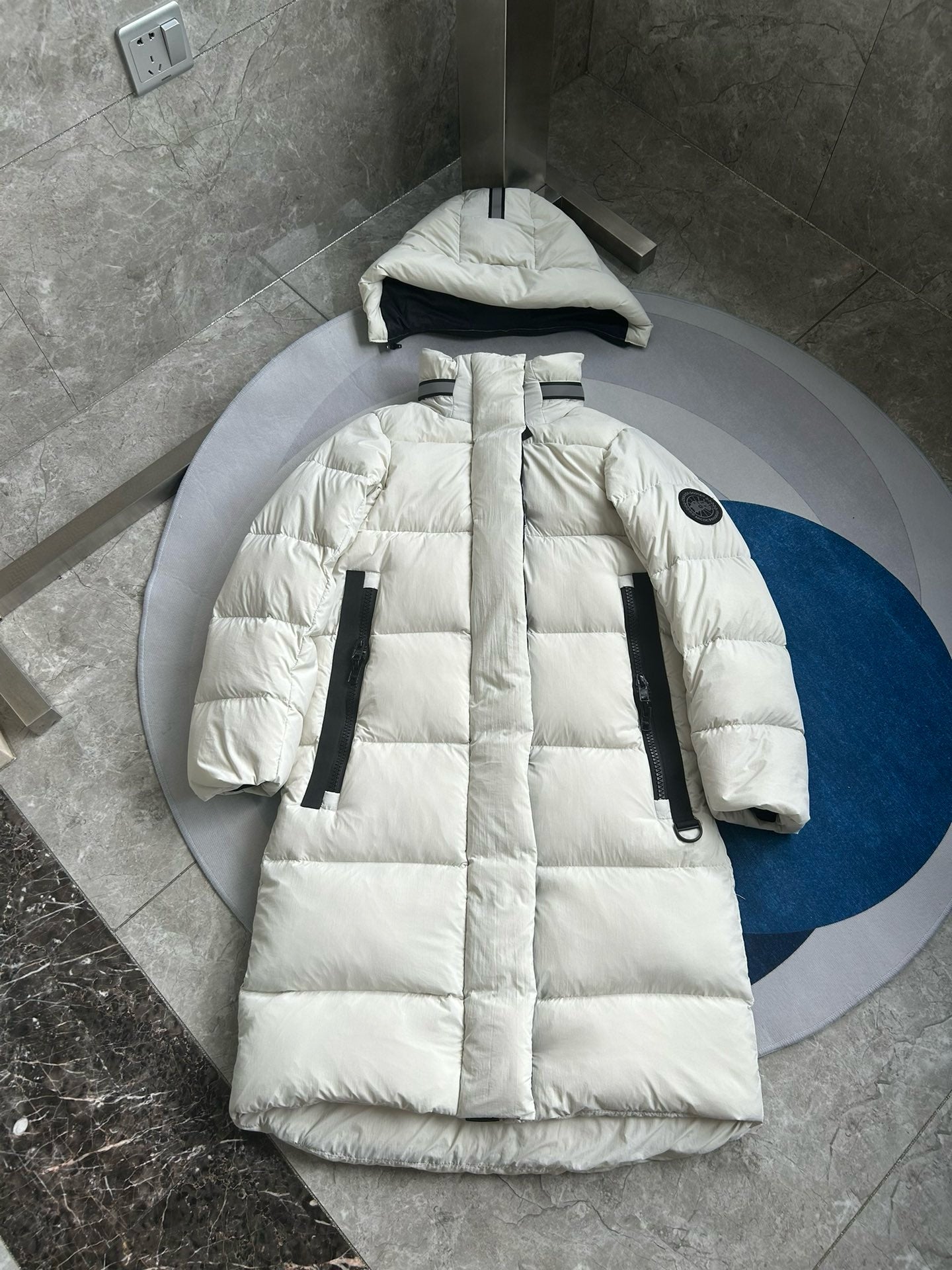 Schwarze und weiße Jacke