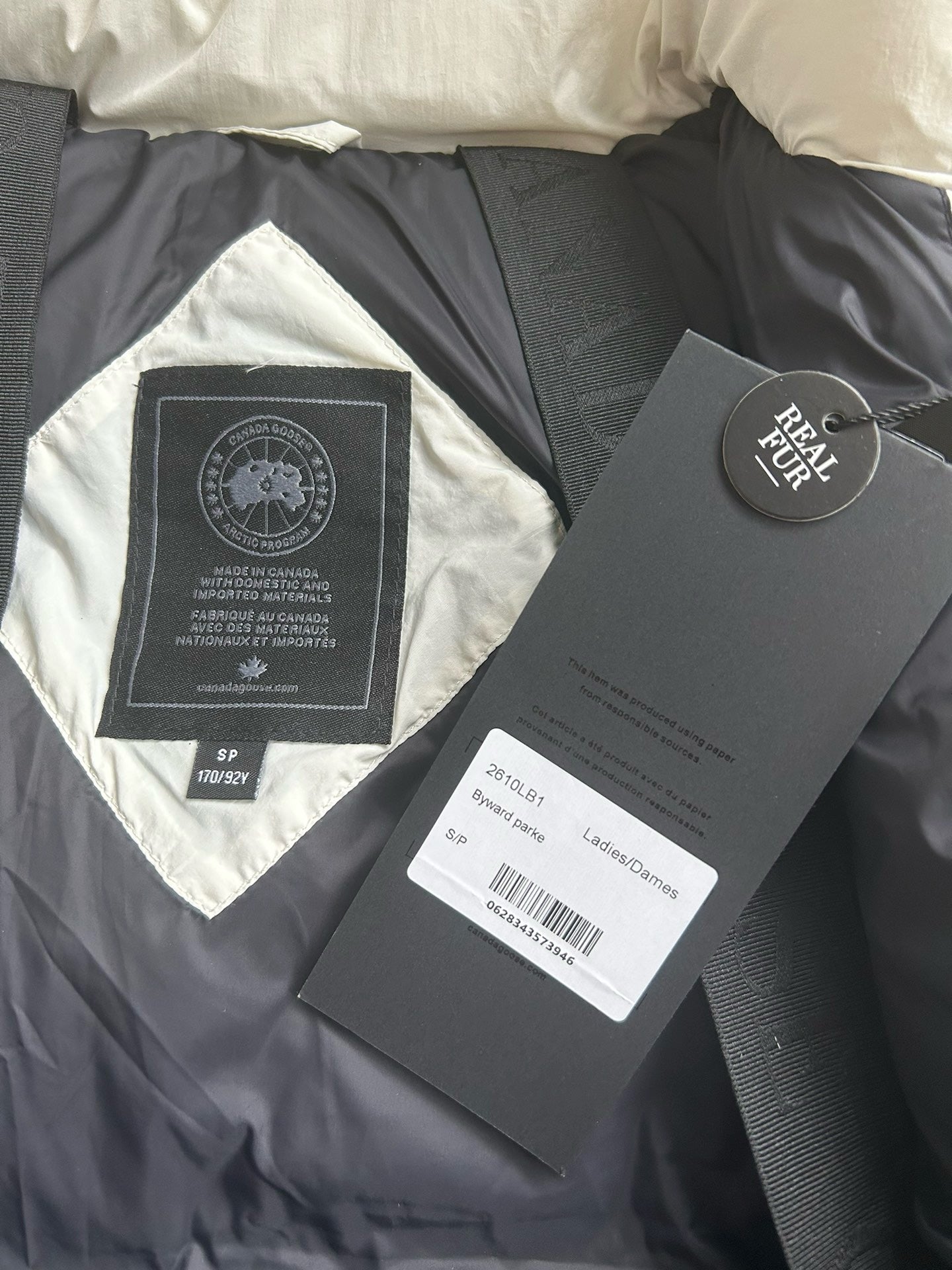 Schwarze und weiße Jacke