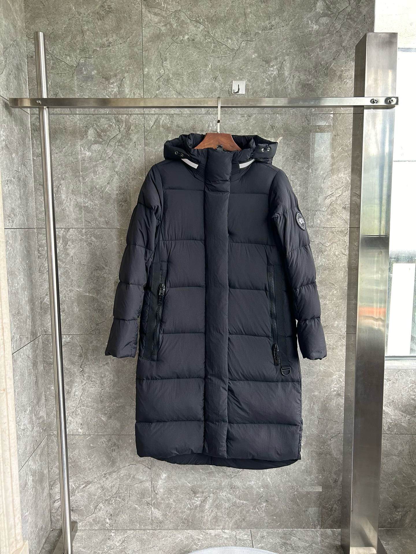 Schwarze und weiße Jacke