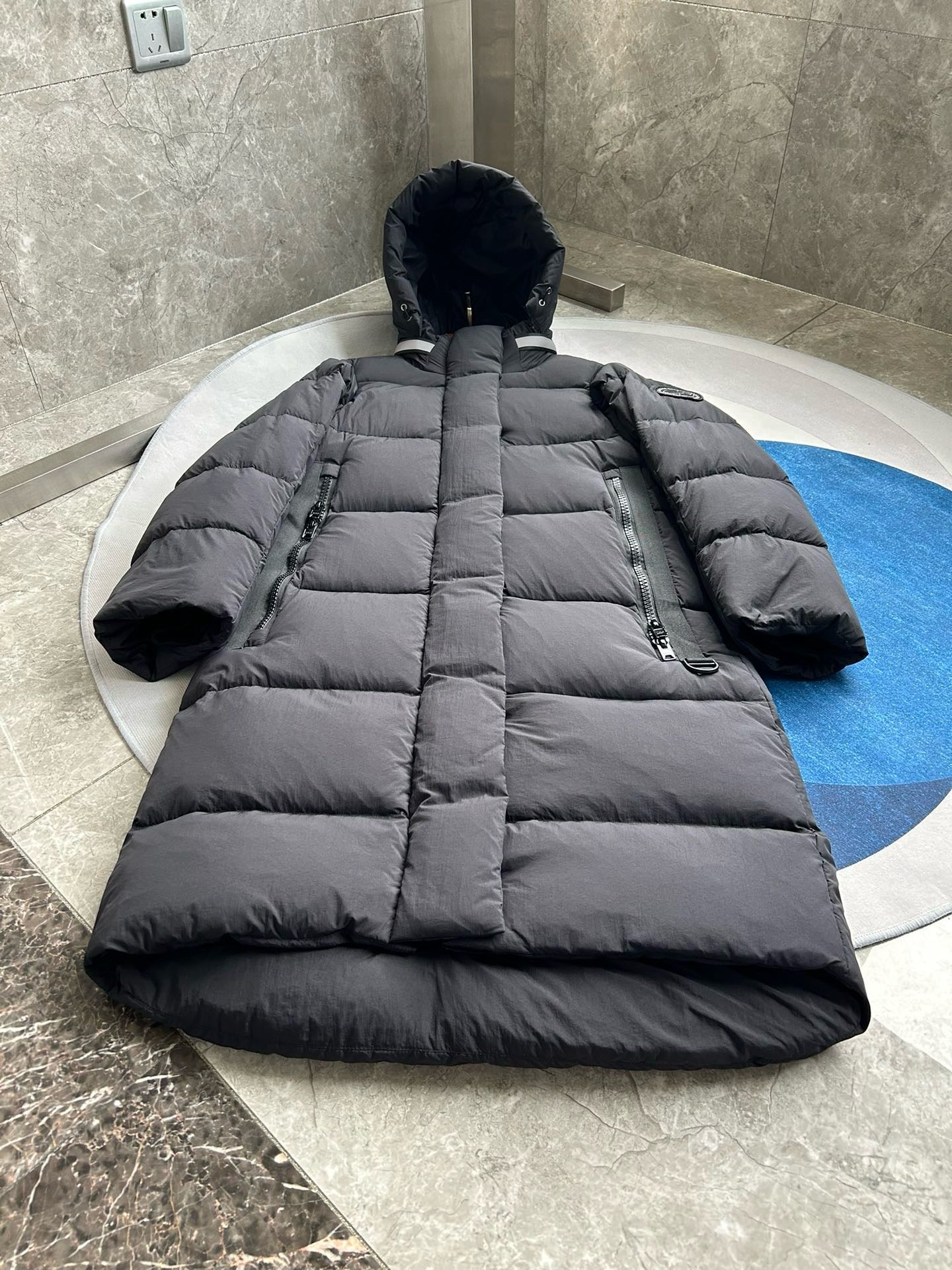 Schwarze und weiße Jacke