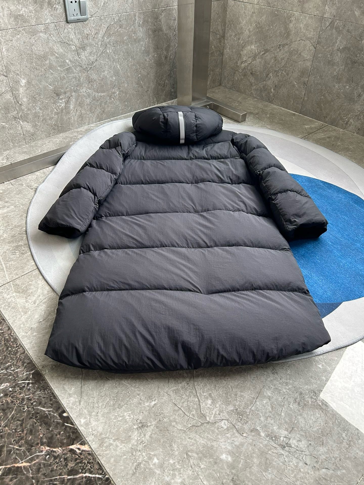 Schwarze und weiße Jacke