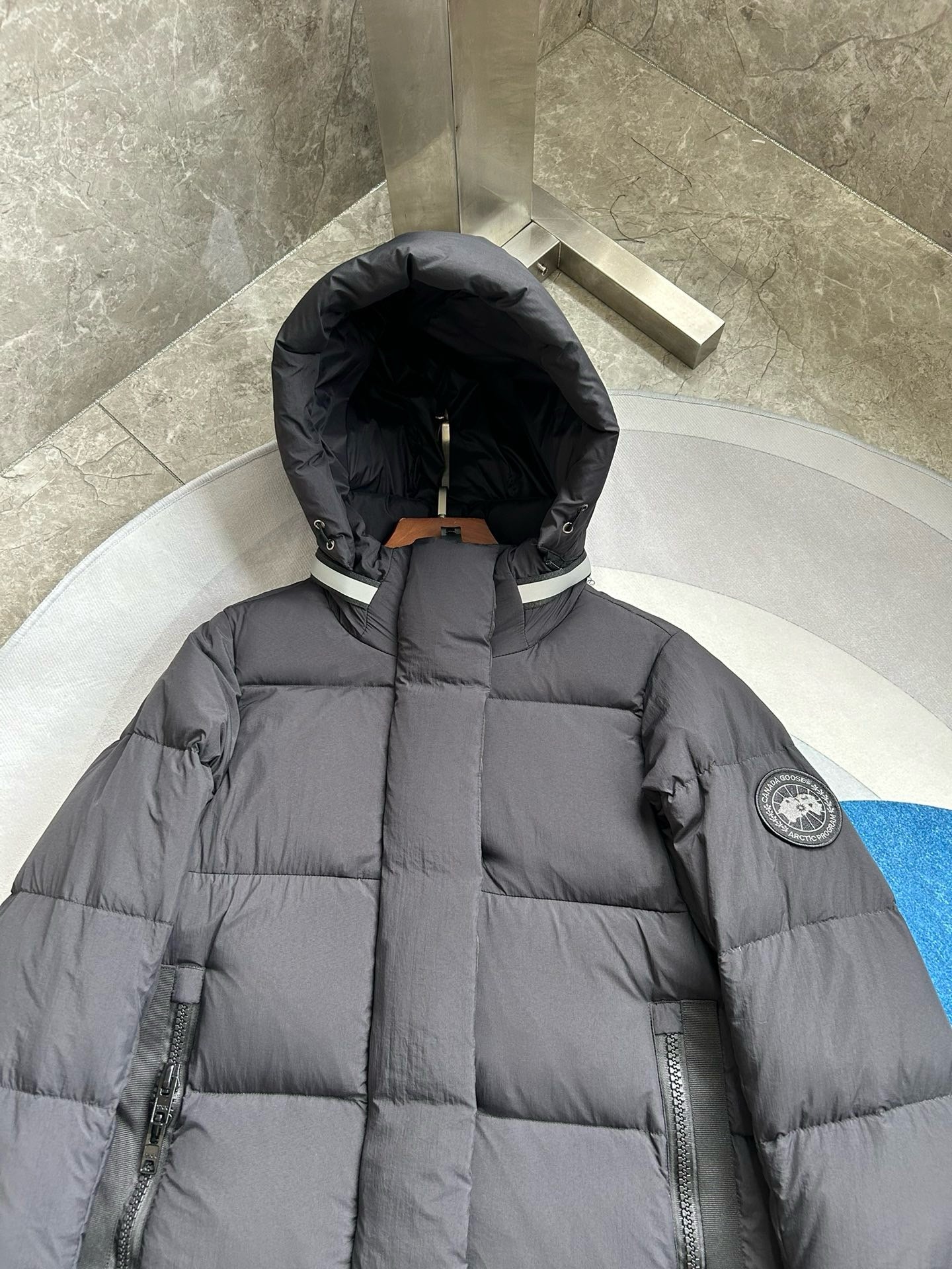 Schwarze und weiße Jacke