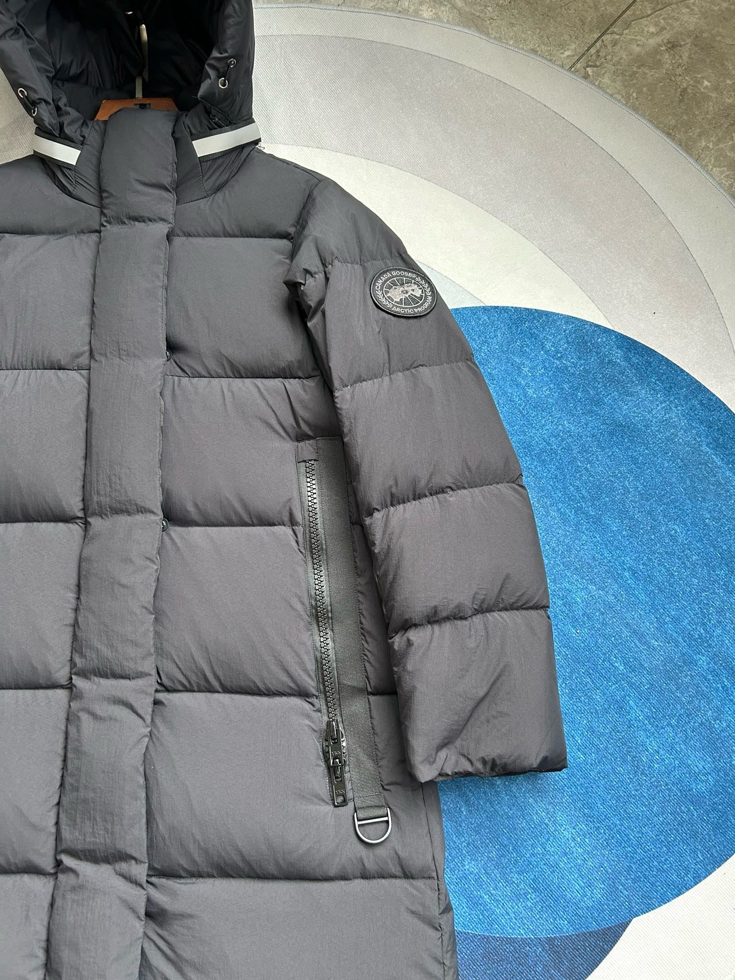 Schwarze und weiße Jacke