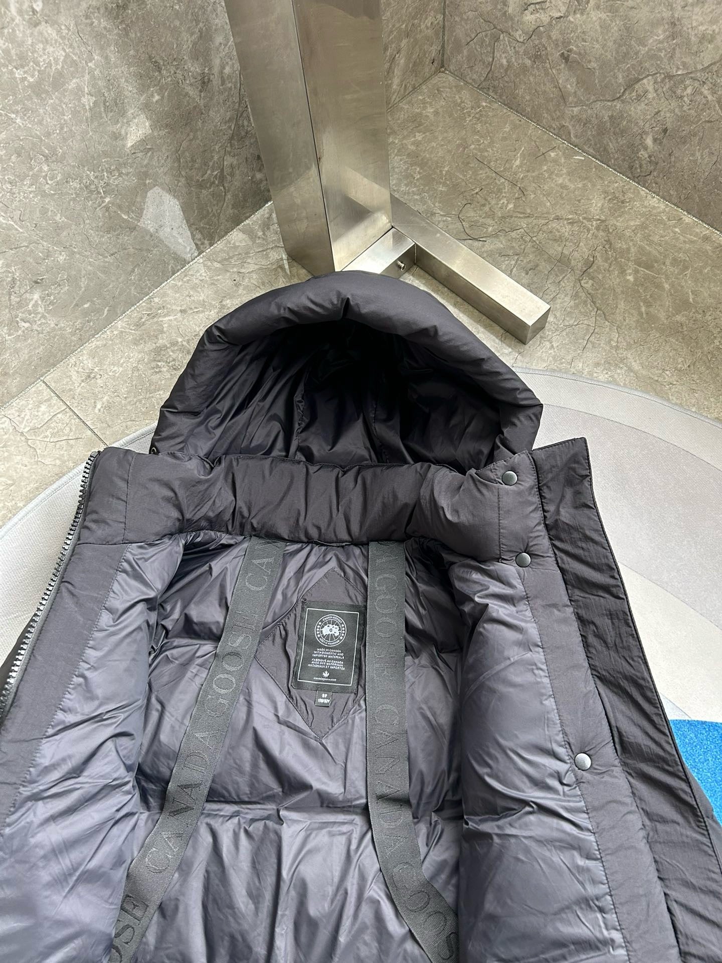 Schwarze und weiße Jacke