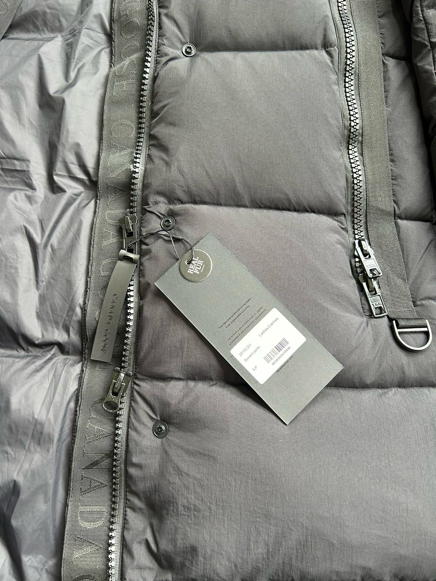 Schwarze und weiße Jacke