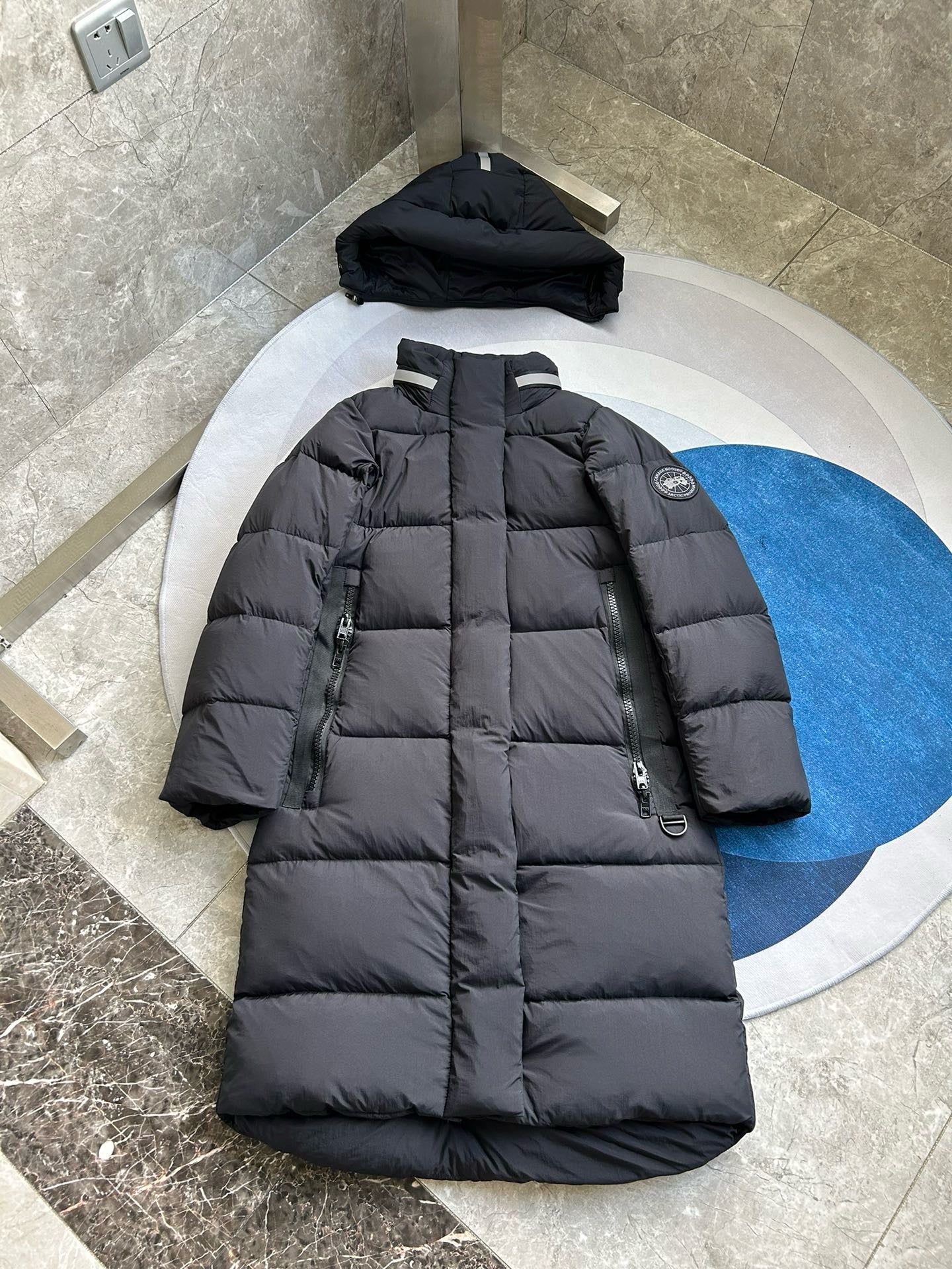 Schwarze und weiße Jacke