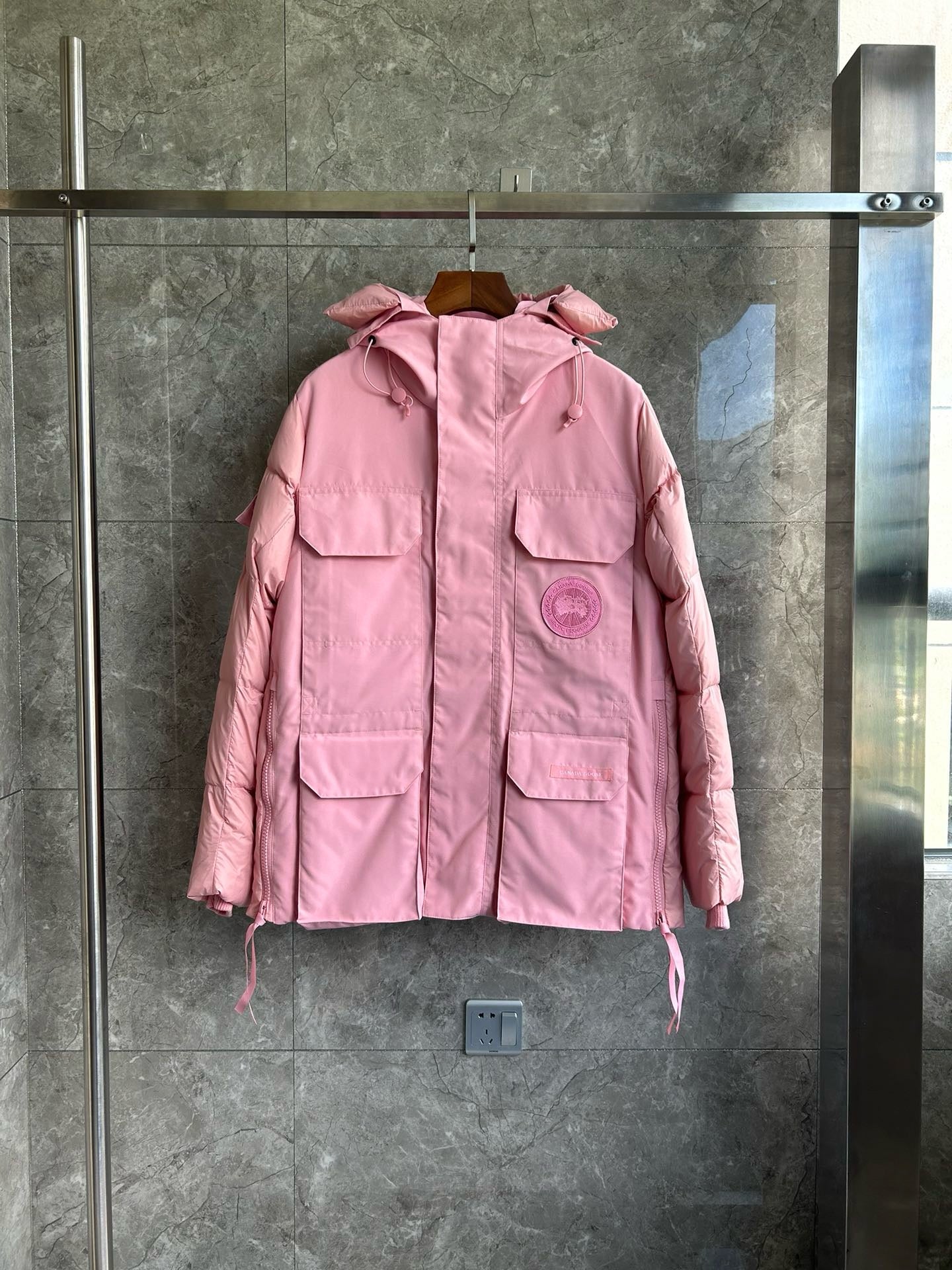Schwarze, graue, rosa und weiße Jacke