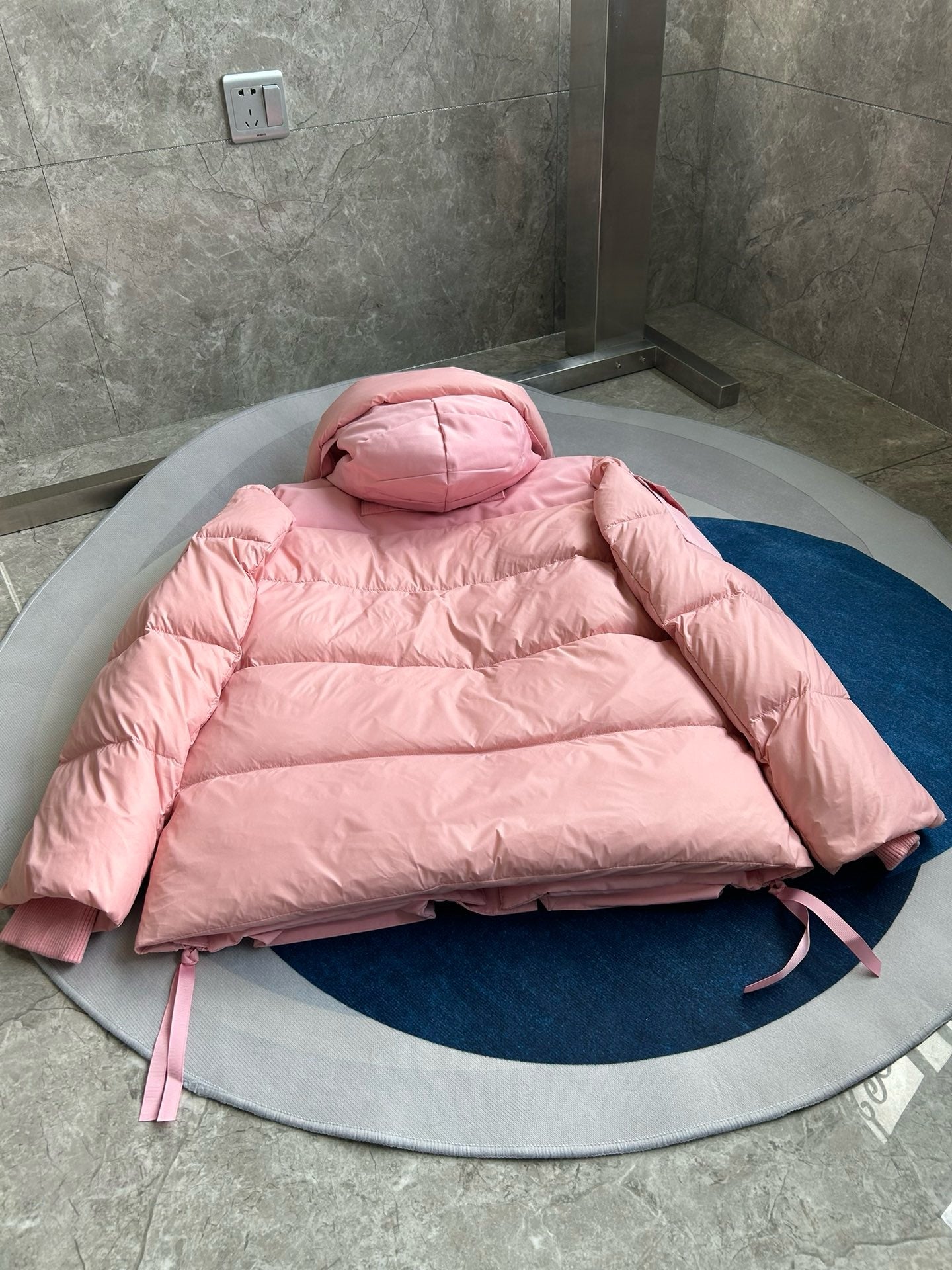 Schwarze, graue, rosa und weiße Jacke