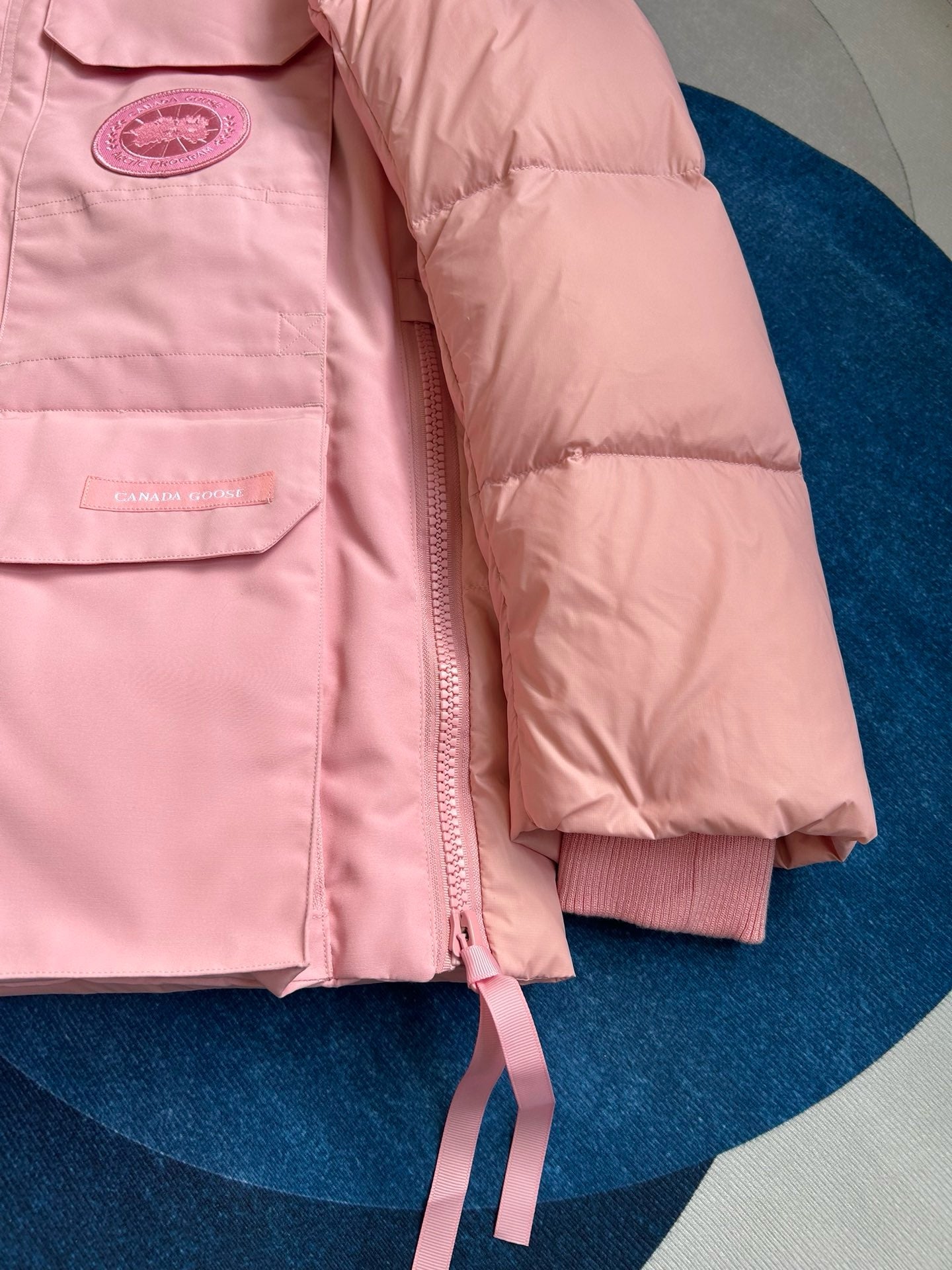 Schwarze, graue, rosa und weiße Jacke