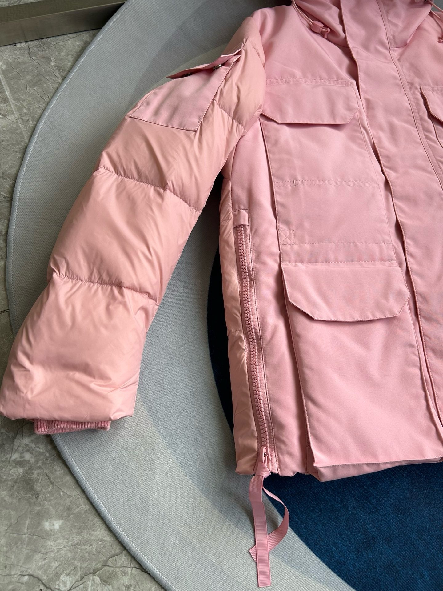 Schwarze, graue, rosa und weiße Jacke
