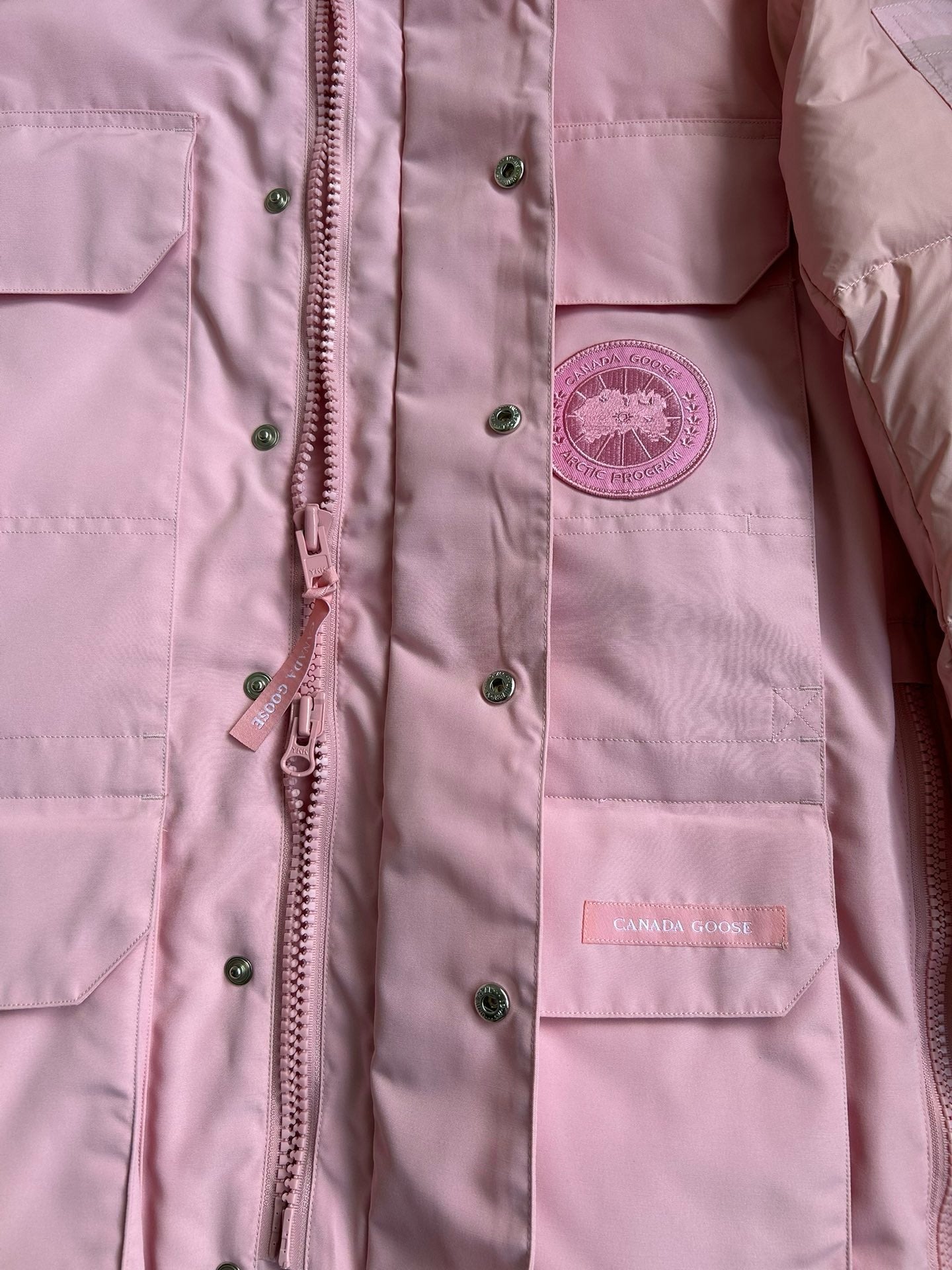 Schwarze, graue, rosa und weiße Jacke