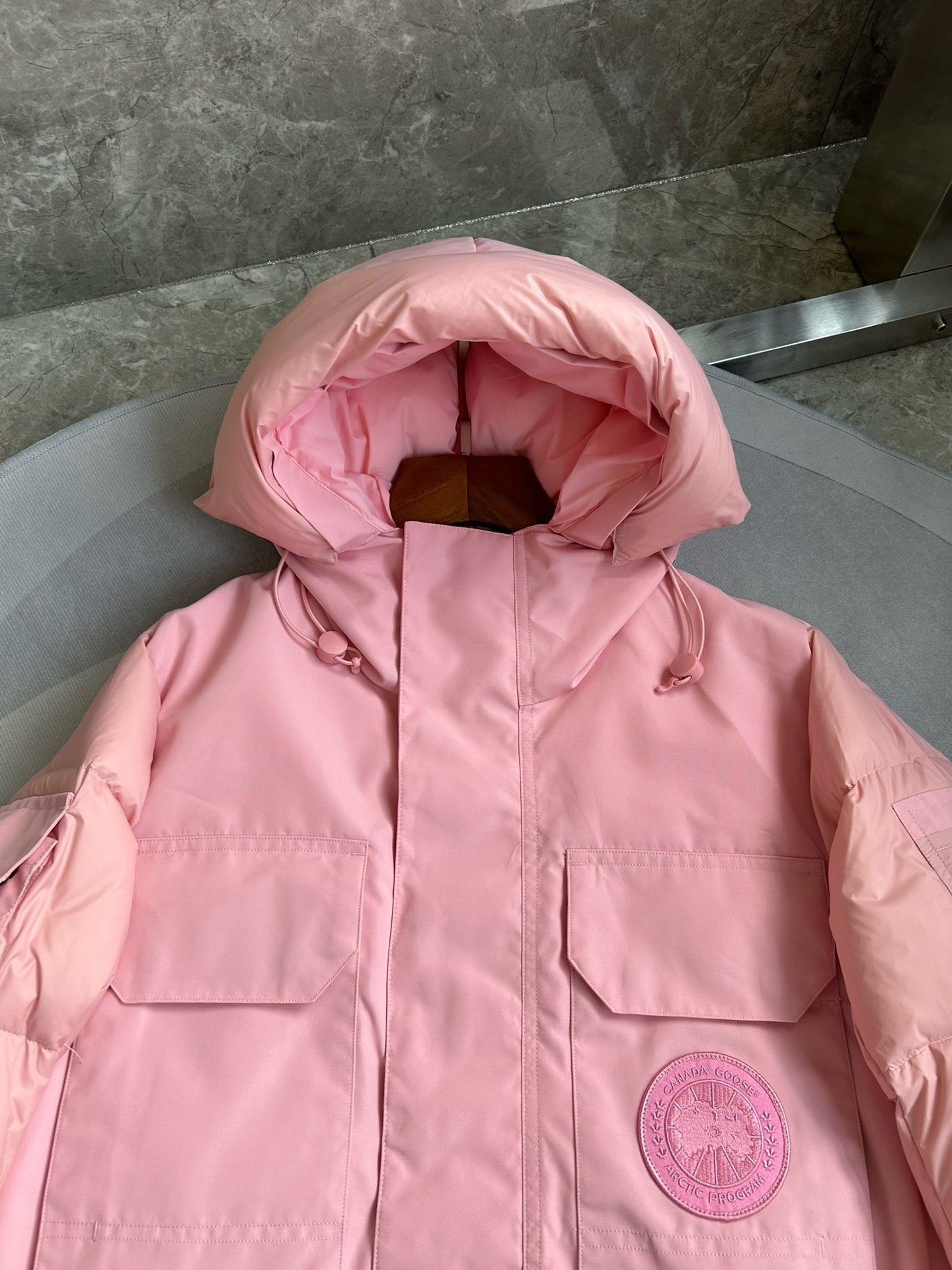 Schwarze, graue, rosa und weiße Jacke