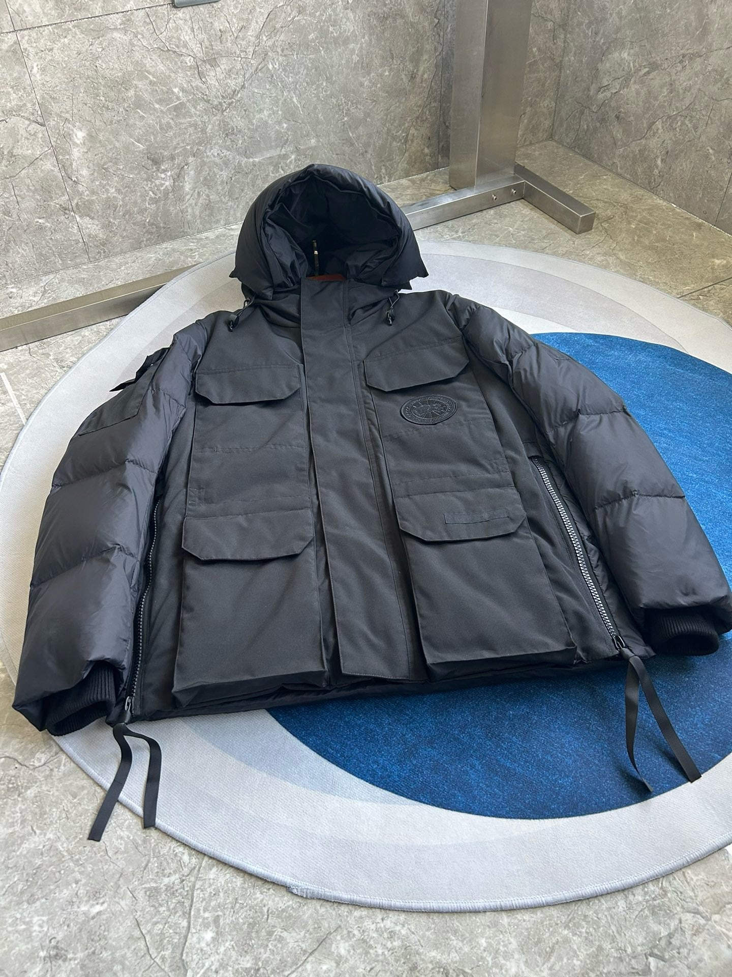 Schwarze, graue, rosa und weiße Jacke