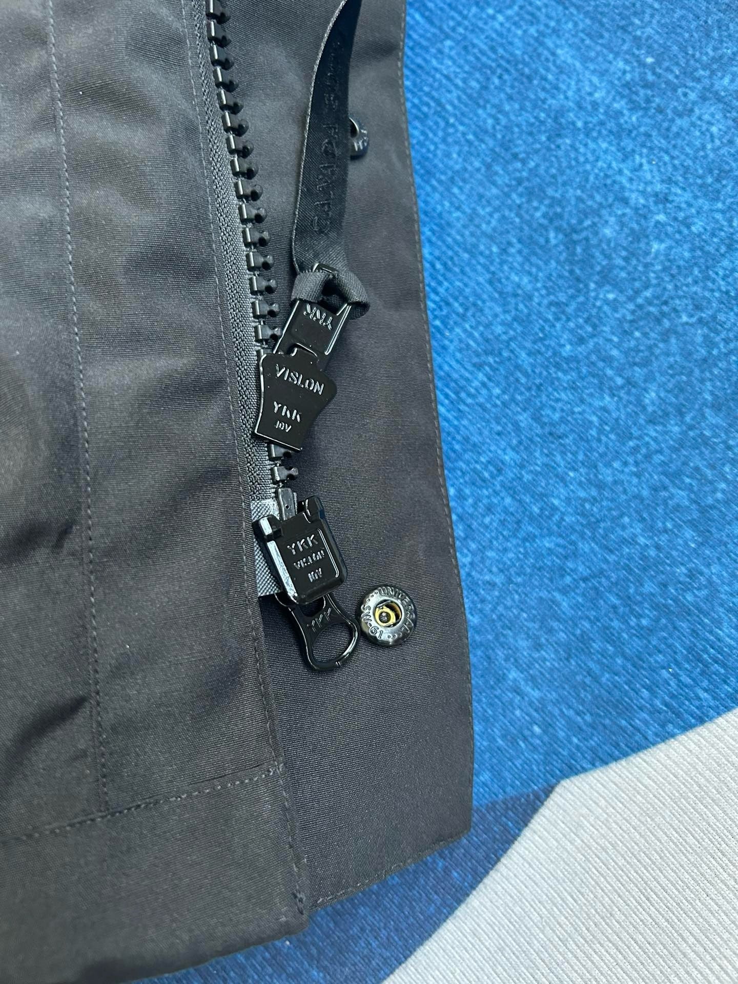 Schwarze, graue, rosa und weiße Jacke