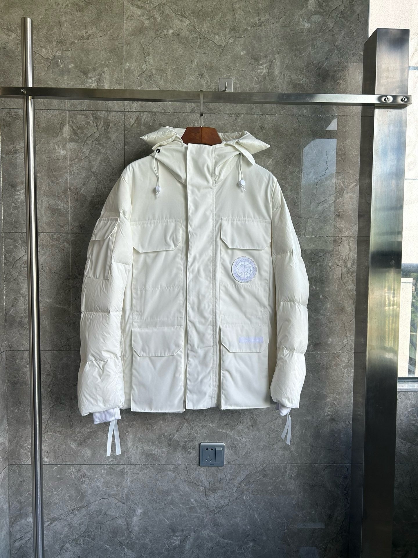 Schwarze, graue, rosa und weiße Jacke