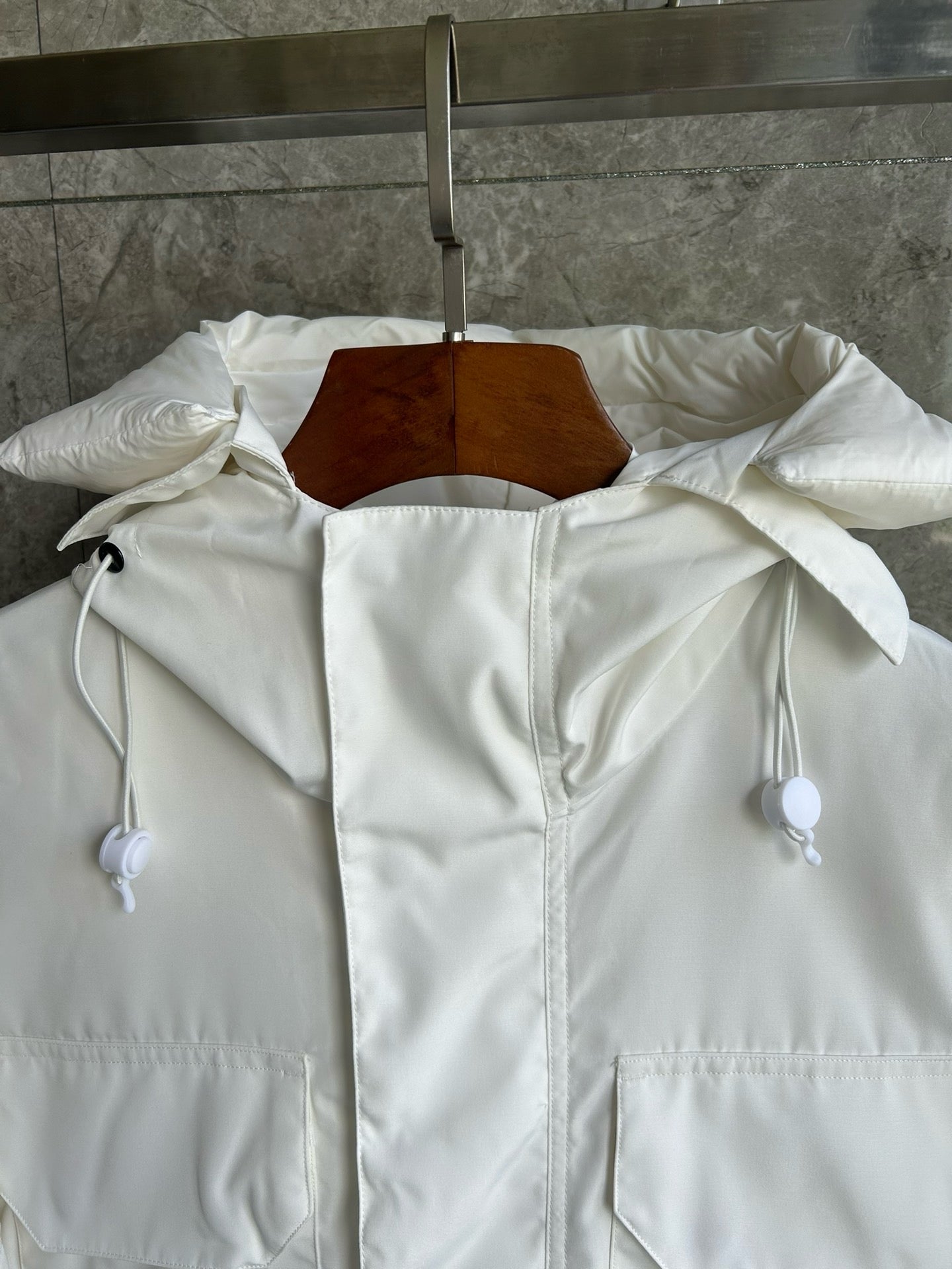 Schwarze, graue, rosa und weiße Jacke