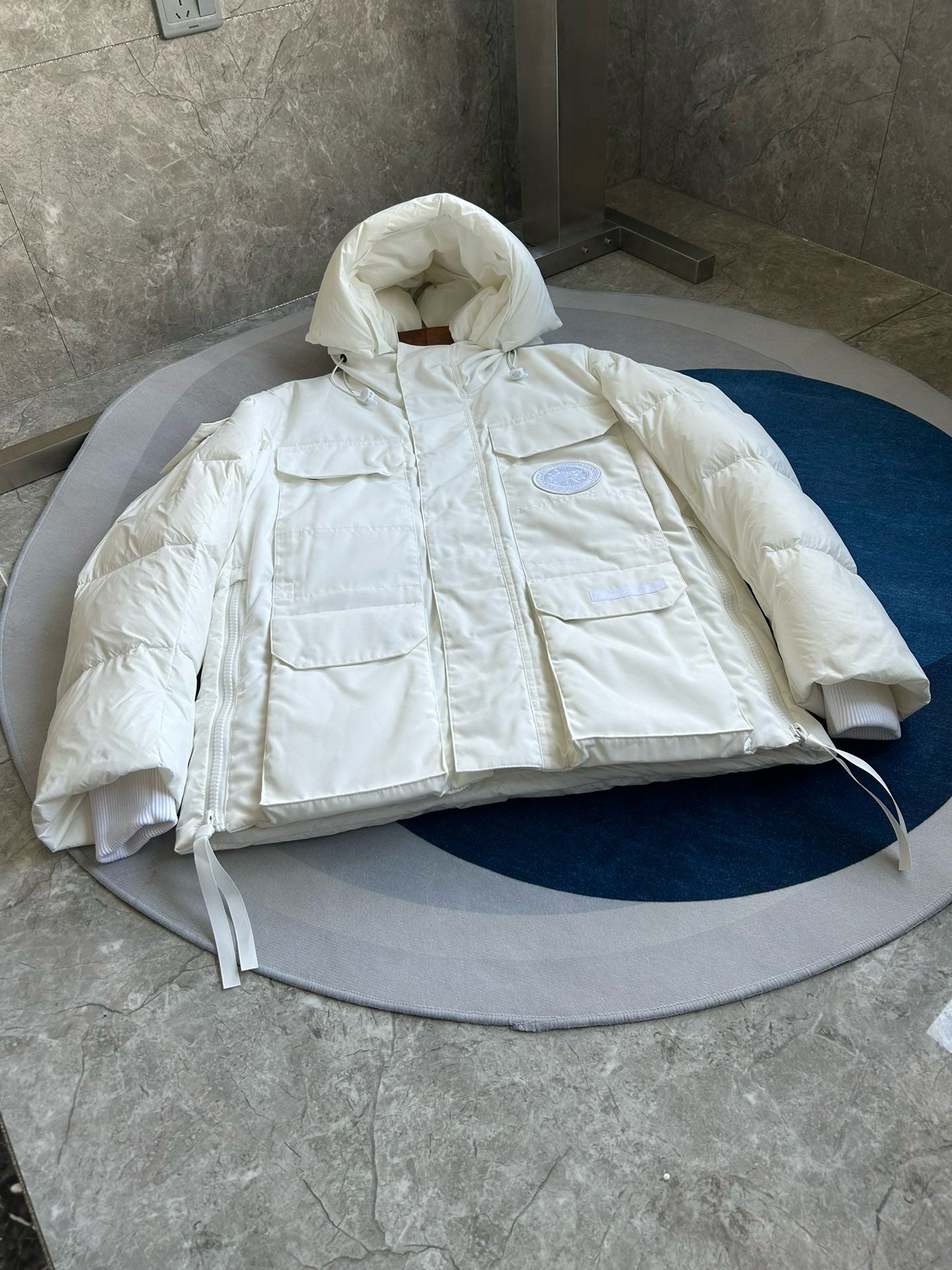 Schwarze, graue, rosa und weiße Jacke