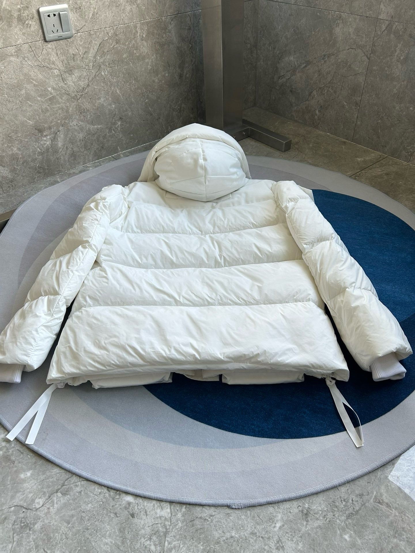 Schwarze, graue, rosa und weiße Jacke