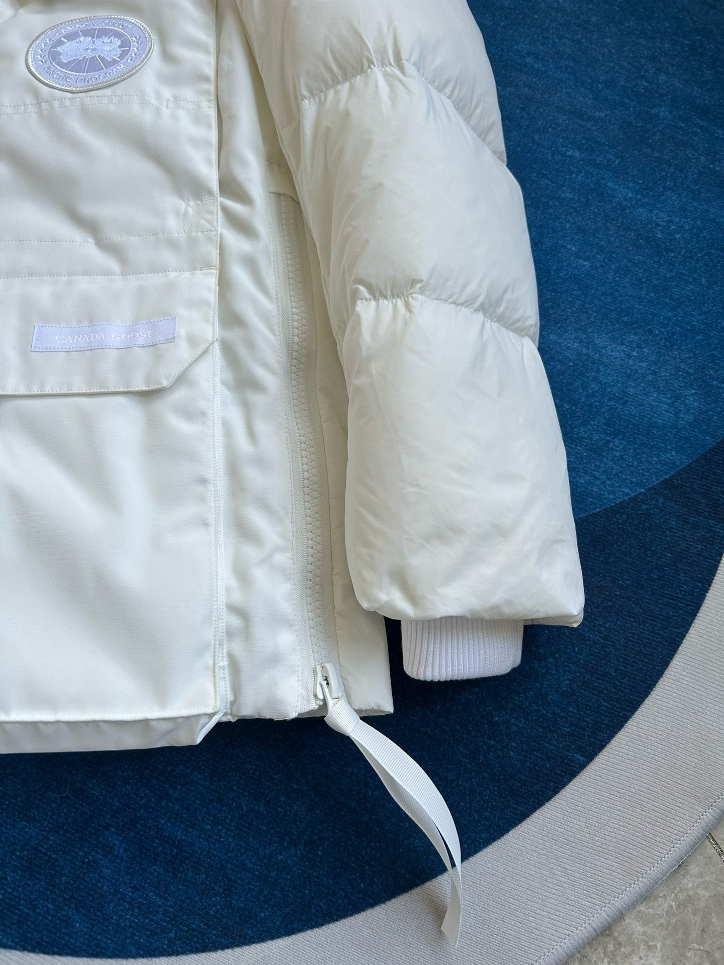 Schwarze, graue, rosa und weiße Jacke