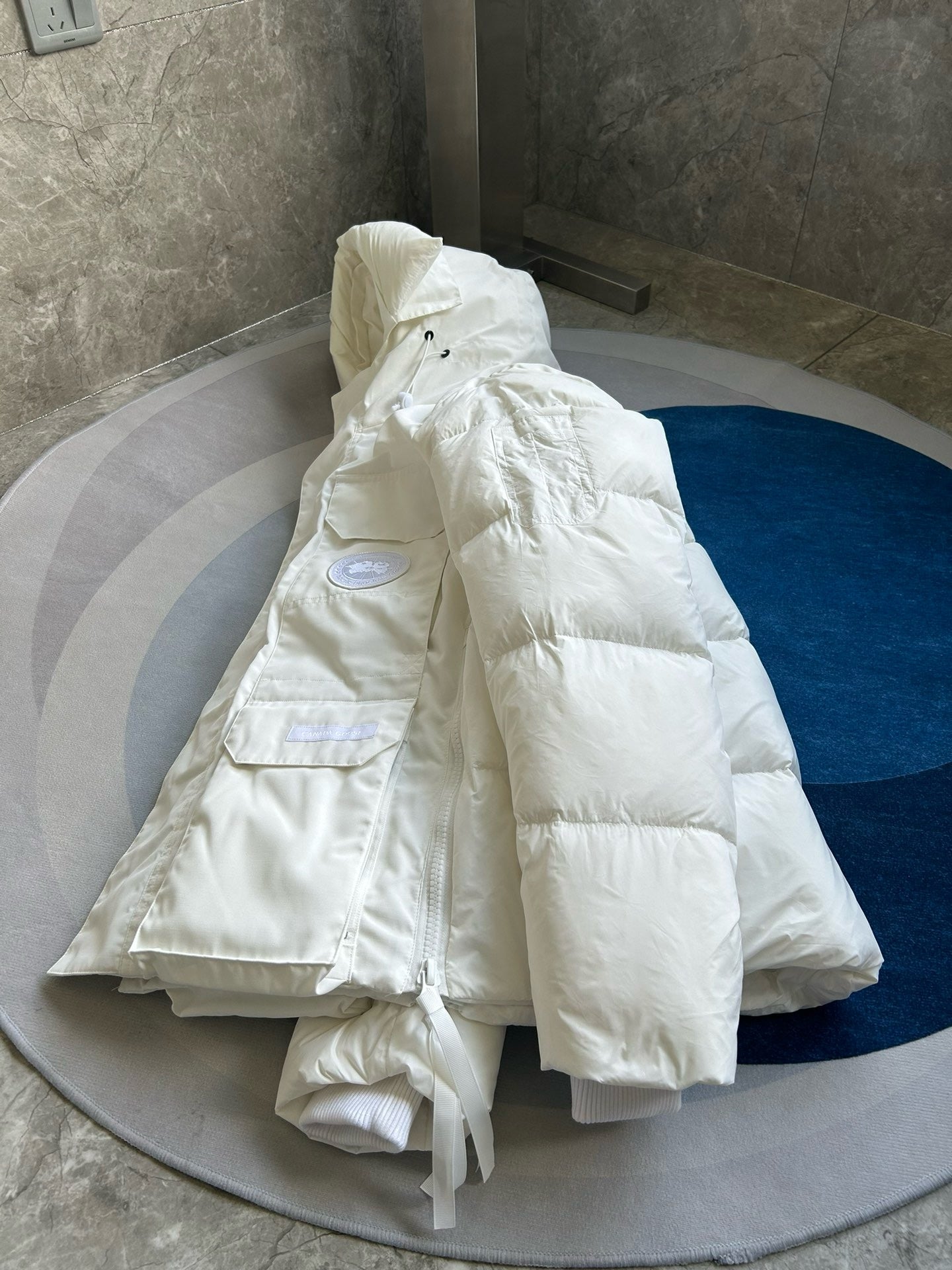 Schwarze, graue, rosa und weiße Jacke