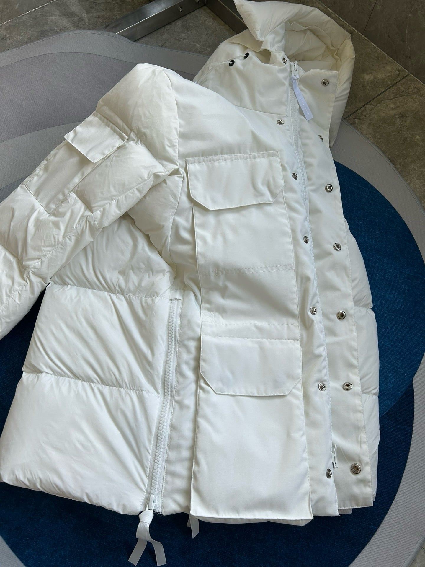 Schwarze, graue, rosa und weiße Jacke